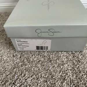 Jessica Simpson plain black pumps